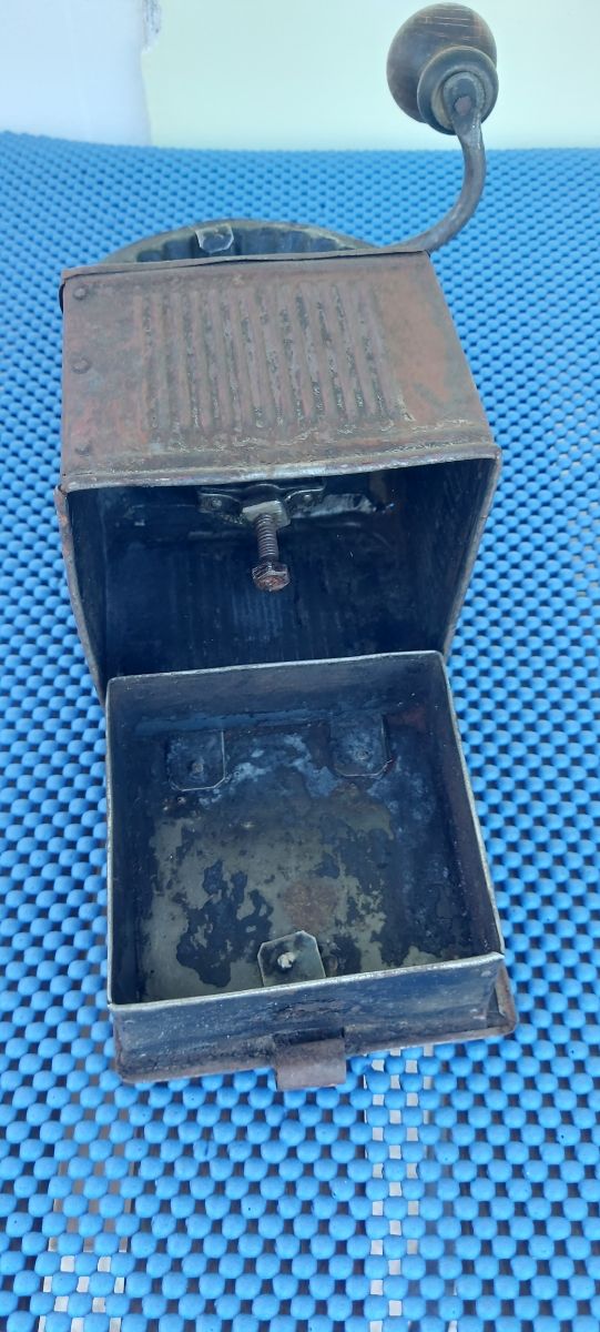 Macinino da caffè antico