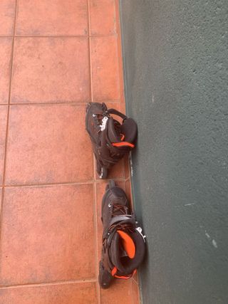 Patines en línea negros y naranjas