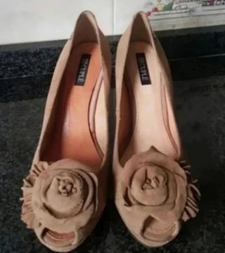 Zapatos de tacón ante marrón con flor