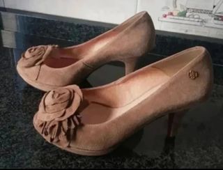 Zapatos de tacón ante marrón con flor