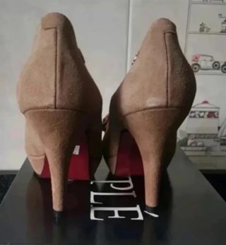 Zapatos de tacón ante marrón con flor