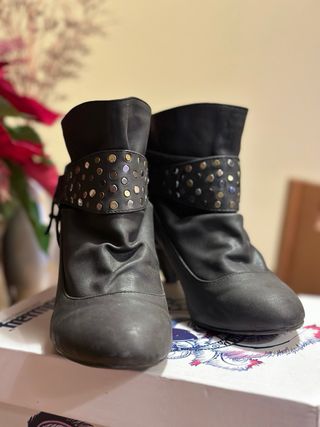 Botines Coolway grises con tachuelas