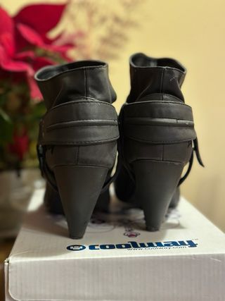 Botines Coolway grises con tachuelas