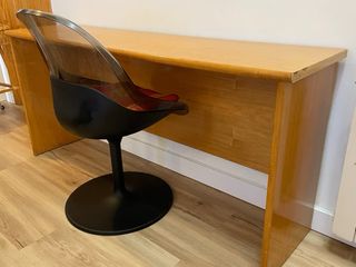 Mesa escritorio grande para  dos personas.