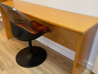 Mesa escritorio grande para  dos personas.