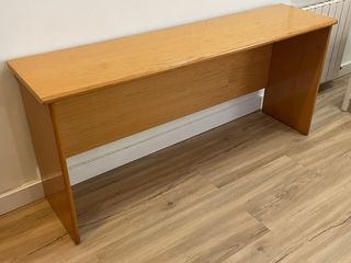 Mesa escritorio grande para  dos personas.