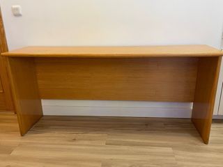 Mesa escritorio grande para  dos personas.