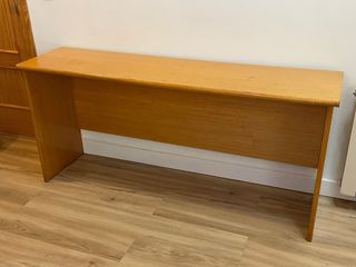 Mesa escritorio grande para  dos personas.