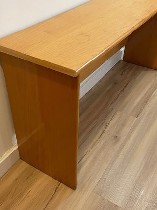 Mesa escritorio grande para  dos personas.