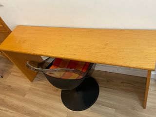 Mesa escritorio grande para  dos personas.