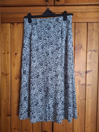 Falda estampada con abertura delantera