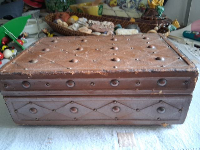 Scatola antica in pelle
