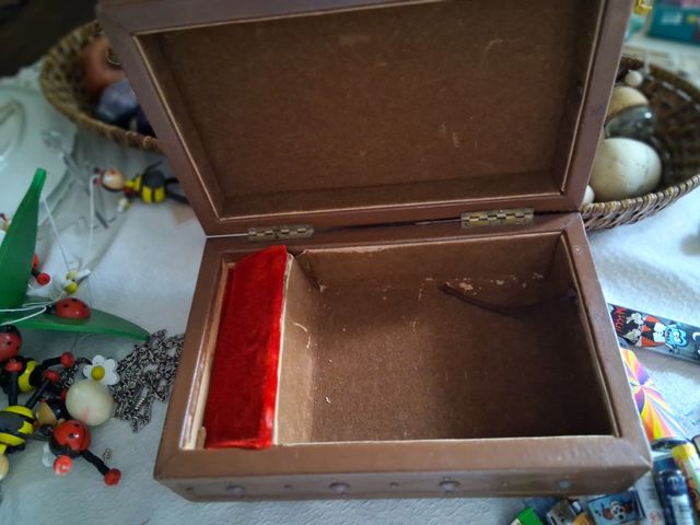 Scatola antica in pelle