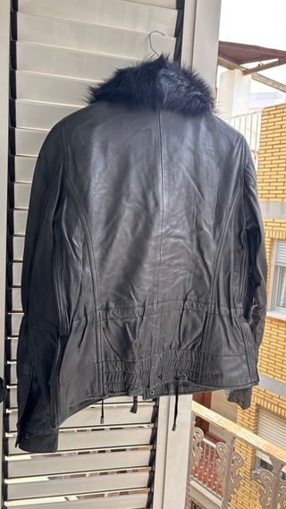 Chaqueta Zara Piel Negra con Cuello Peludo