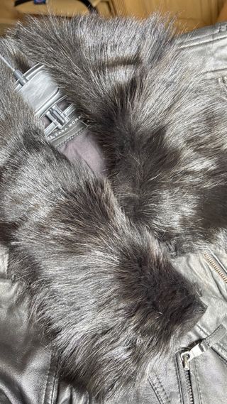 Chaqueta Zara Piel Negra con Cuello Peludo