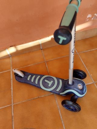 Patinete infantil 3 ruedas Smartrike con luces.