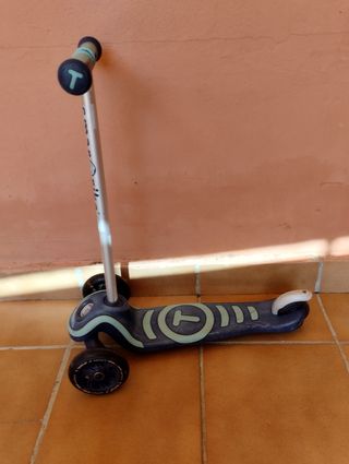 Patinete infantil 3 ruedas Smartrike con luces.