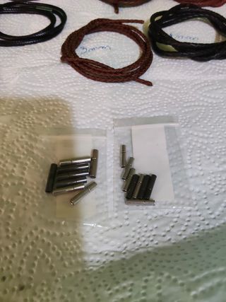 Lote de terminales metálicos y cordones 