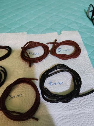 Lote de terminales metálicos y cordones 