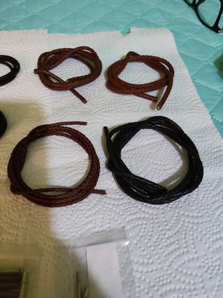 Lote de terminales metálicos y cordones 