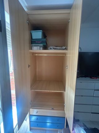 Armario de madera con cajones azules