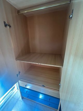 Armario de madera con cajones azules