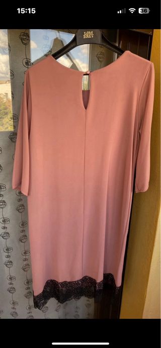 Vestido morado con ribete negro y 
vestido rosa 