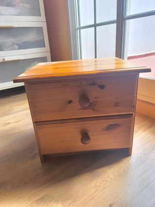 Mesita de noche de madera