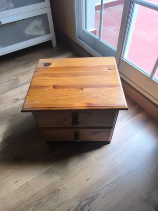 Mesita de noche de madera