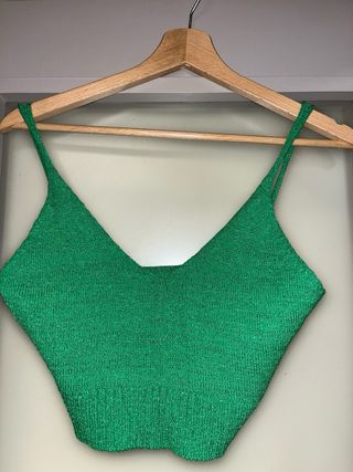 Tops verde y rojo brillante con tirantes