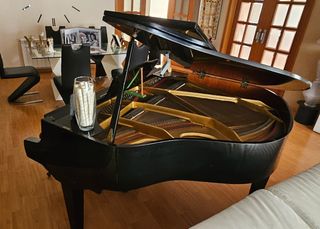 Piano de media cola Hupfeld