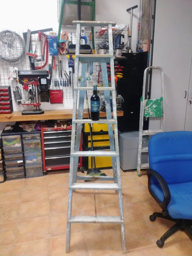 Escalera antigua de madera y metal