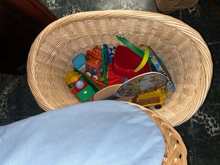 Cesta mimbre con osito para juguetes, barco guarda