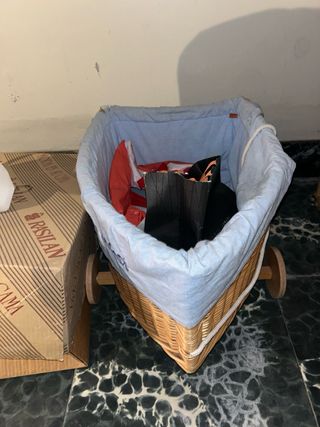 Cesta mimbre con osito para juguetes, barco guarda