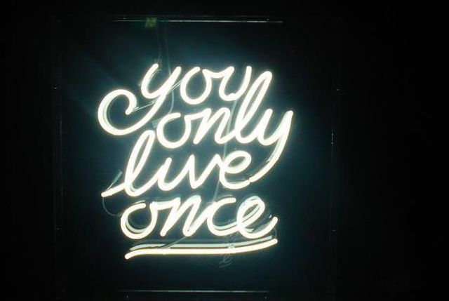 Letrero Neón You Only Live Once