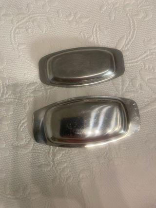 Bandejas metálicas plateadas