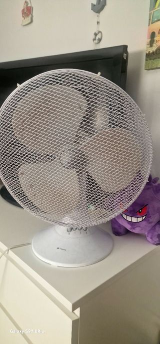 Ventilador blanco y morado