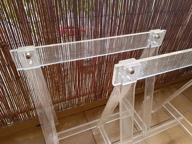 Caballetes de metacrilato transparente