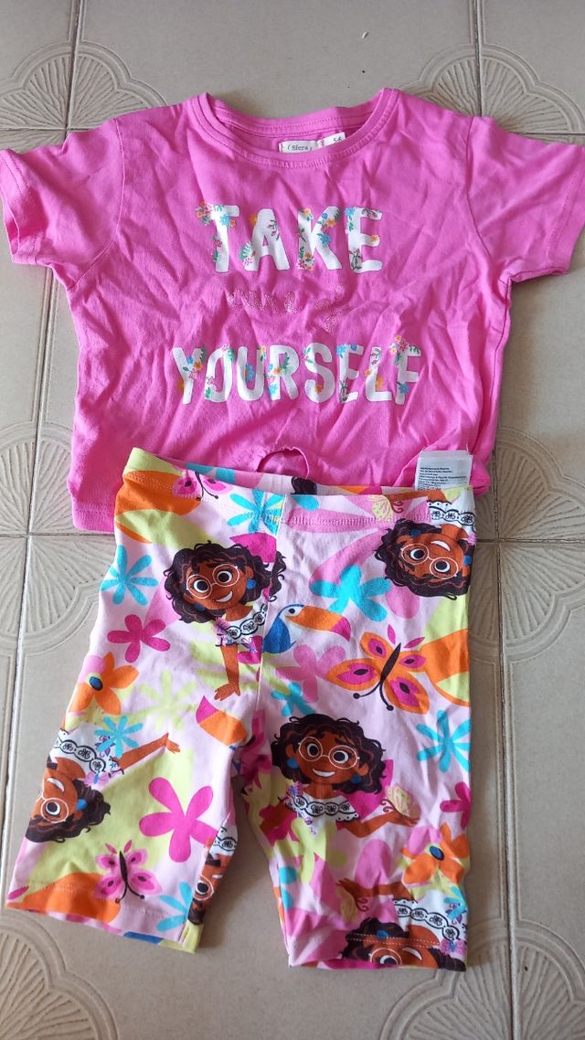 Conjunto camiseta y pantalón corto niña