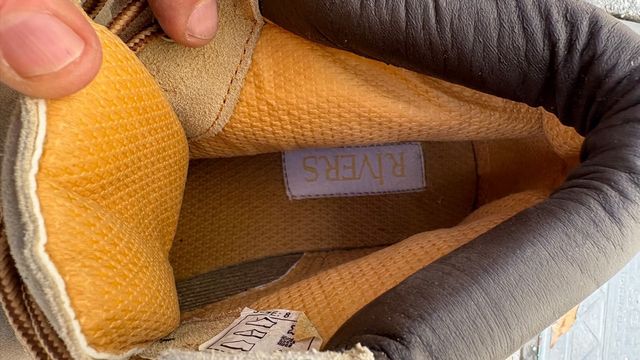 Novas botas de caminhada bege e castanho