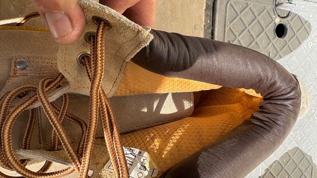 Novas botas de caminhada bege e castanho