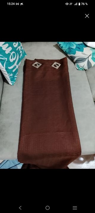 Dos cortinas marrones