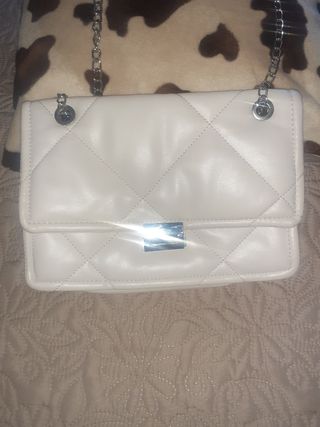 Bolso blanco acolchado con cadena