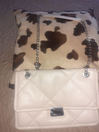 Bolso blanco acolchado con cadena