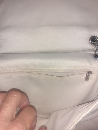 Bolso blanco acolchado con cadena