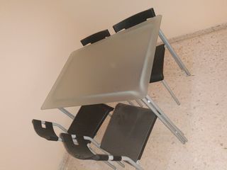 Mesa de comedor con 4 sillas