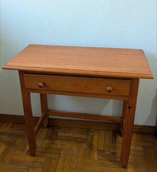 Mesa de pino con cajón