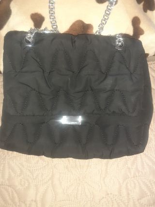 Bolso acolchado negro con cadena