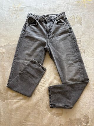 Pantalón vaquero gris Zara
