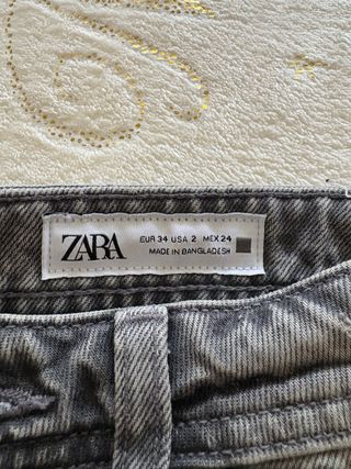 Pantalón vaquero gris Zara
